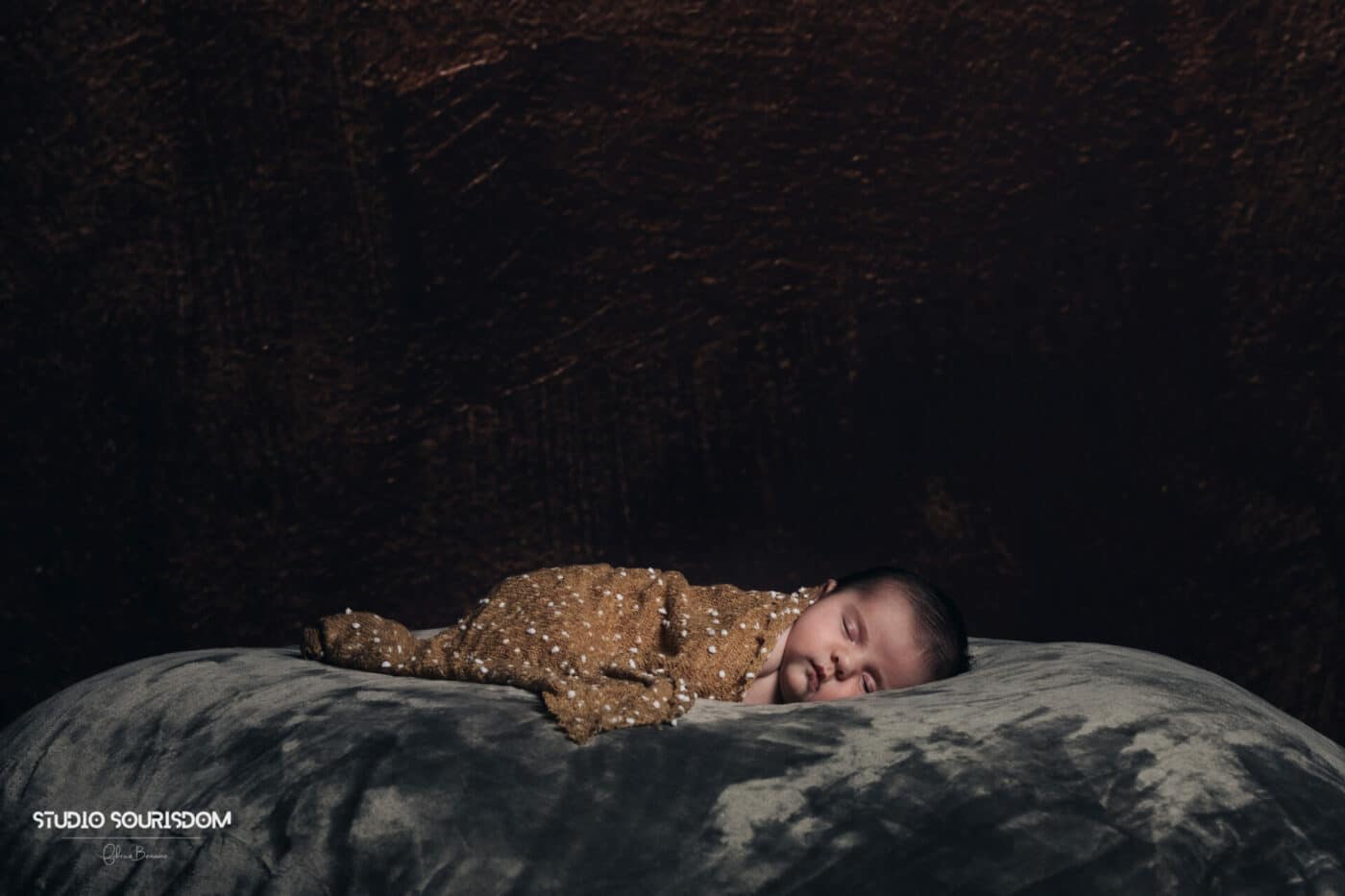 Séance photo naissance, bébé dort