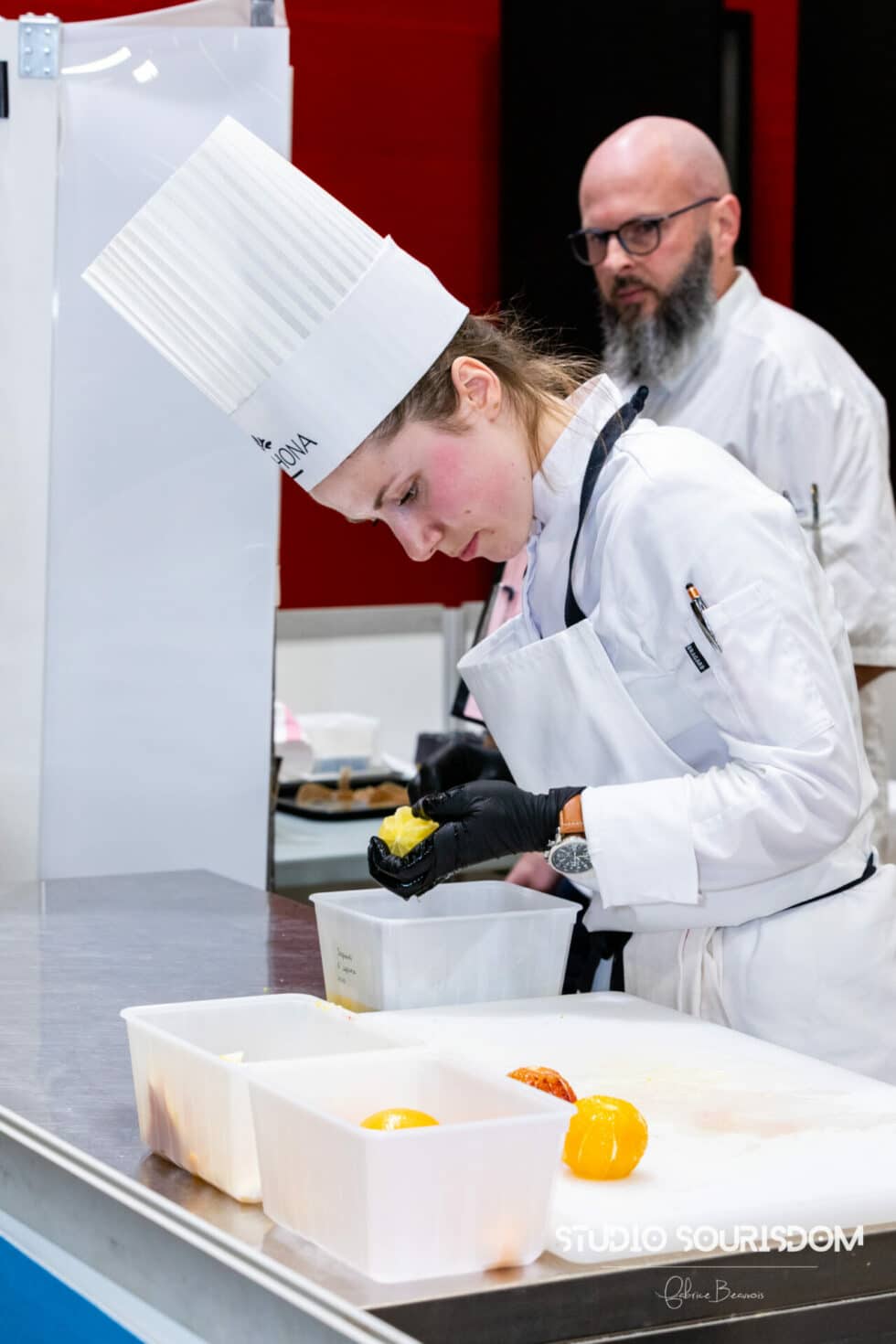 Travail minutieux d'une candidate dans l'exécution de son travail