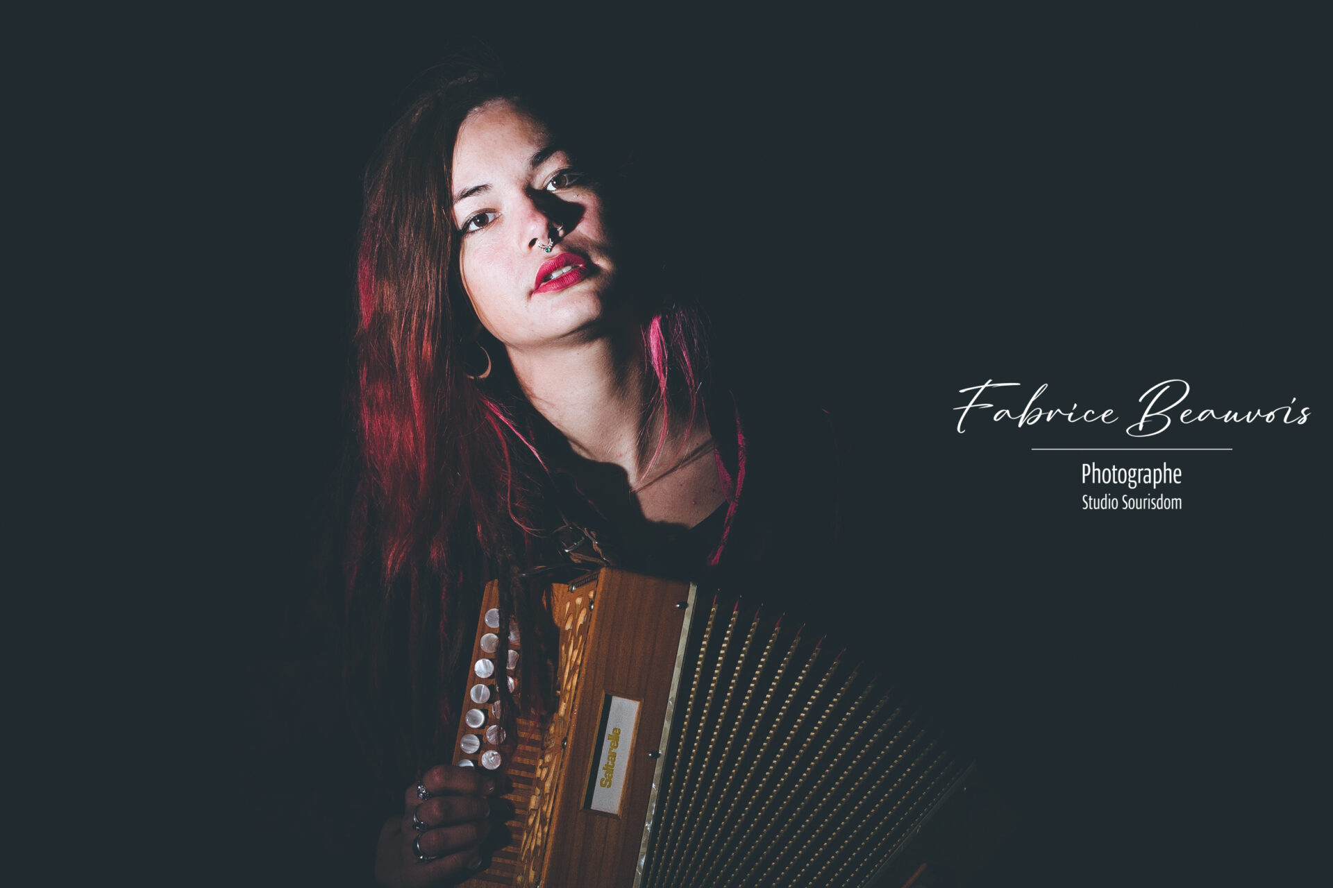La jeune fille à l'accordéon, portrait en clair obscur