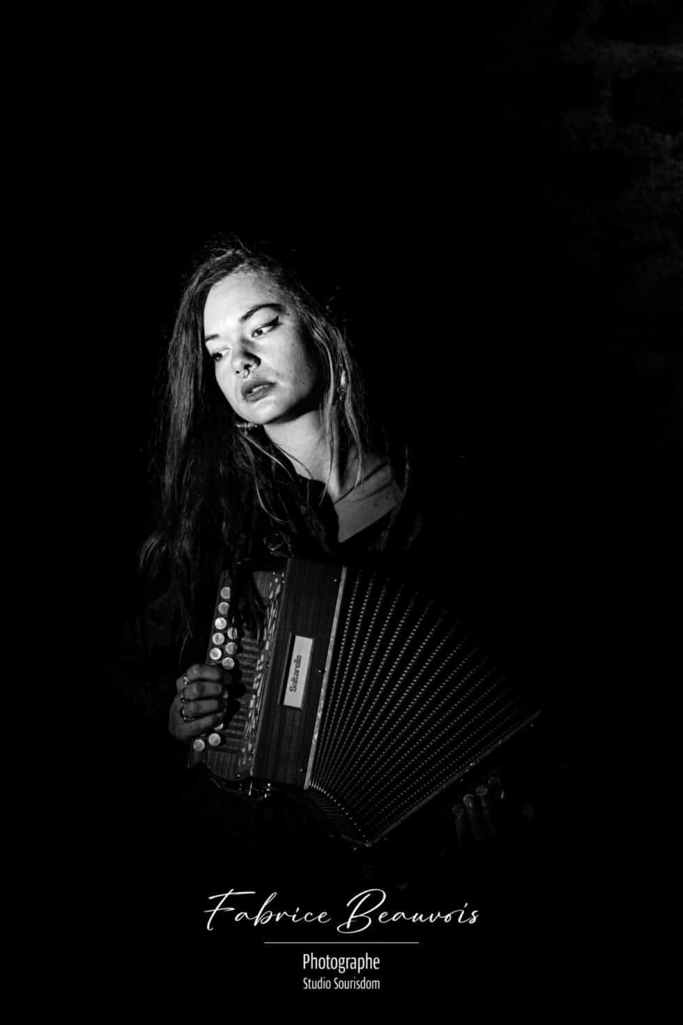 La jeune fille à l'accordéon, portrait en clair obscur, version noir et blanc