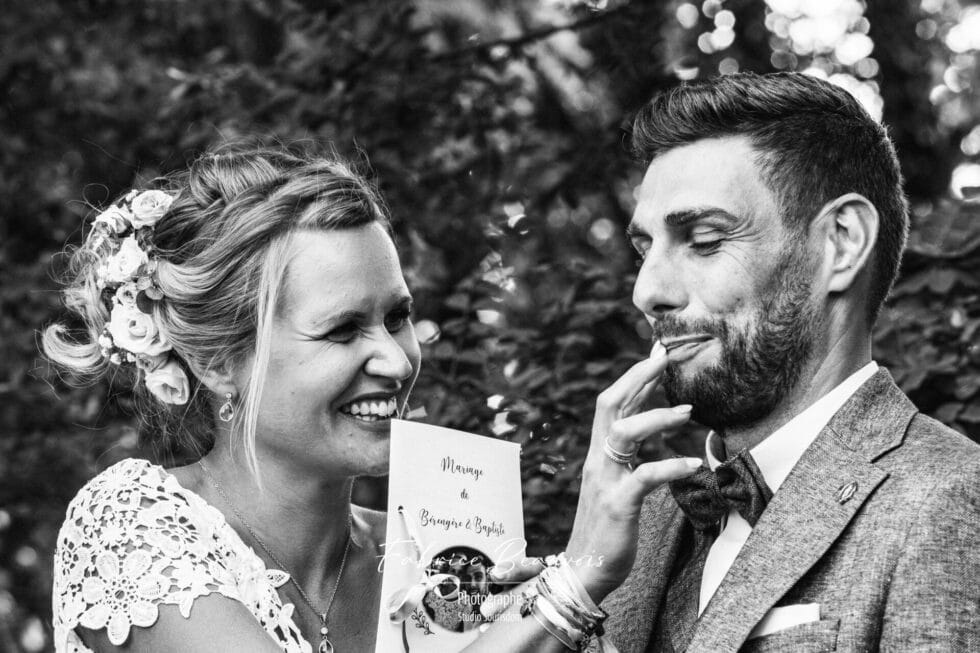 Les mariés se sont déposés mutuellement du sel sur les lèvres en référence au sel de la vie