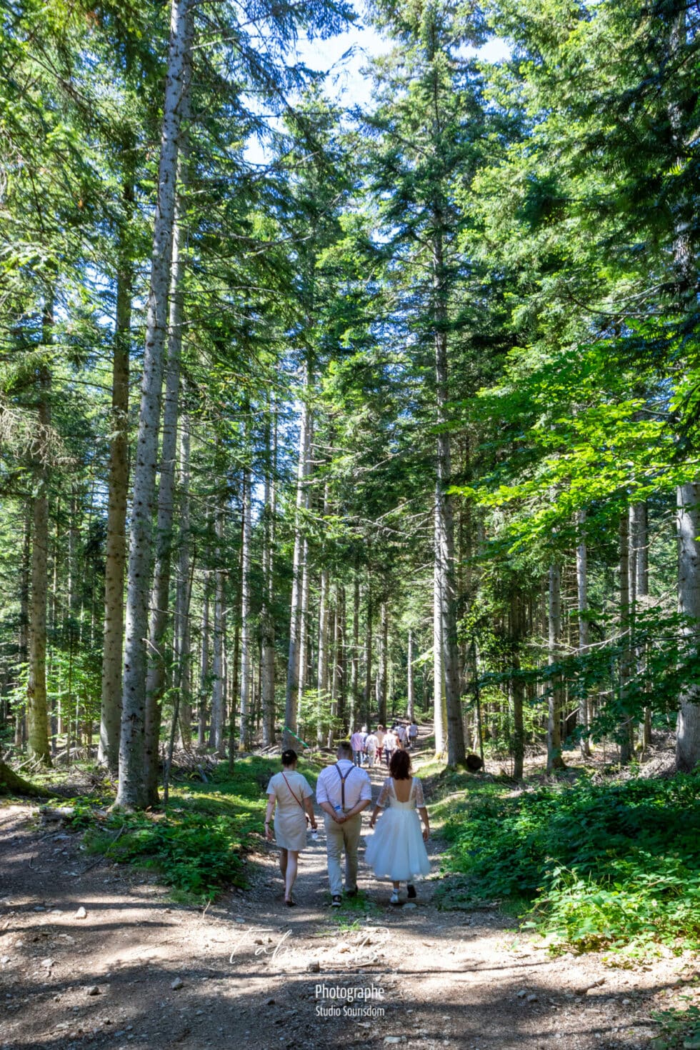 Randonnée avec les invités d'un mariage pour se rendre sur le lieu de réception