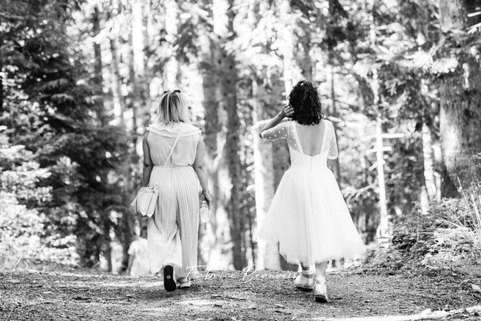 Randonnée avec les invités d'un mariage pour se rendre sur le lieu de réception