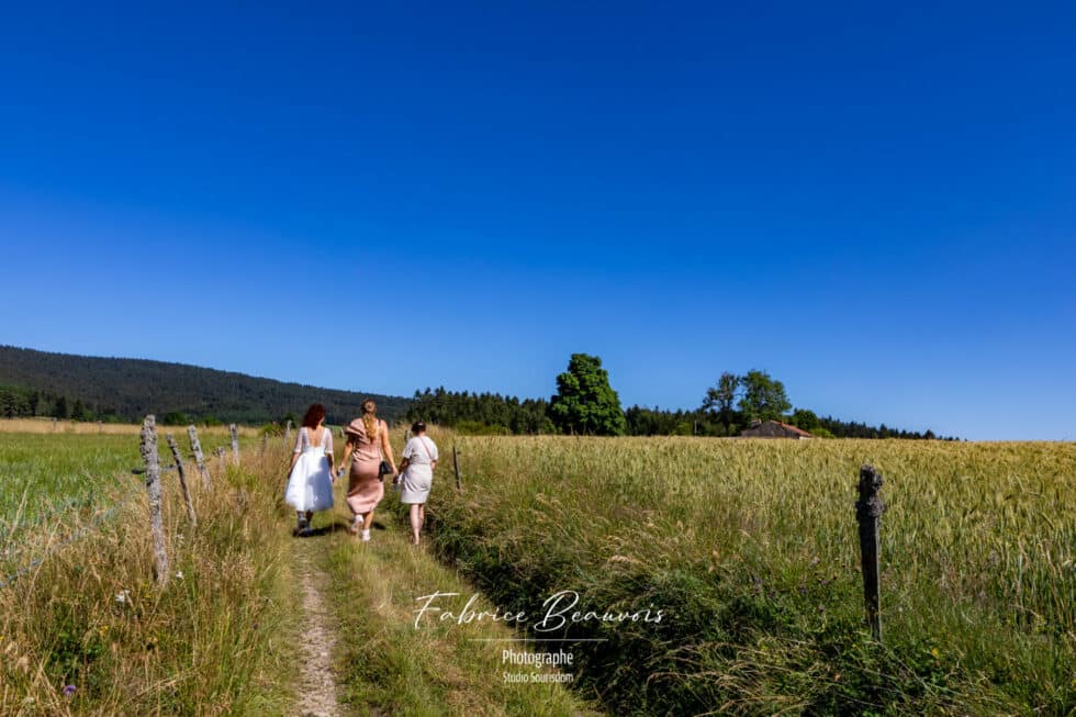 Randonnée avec les invités d'un mariage pour se rendre sur le lieu de réception