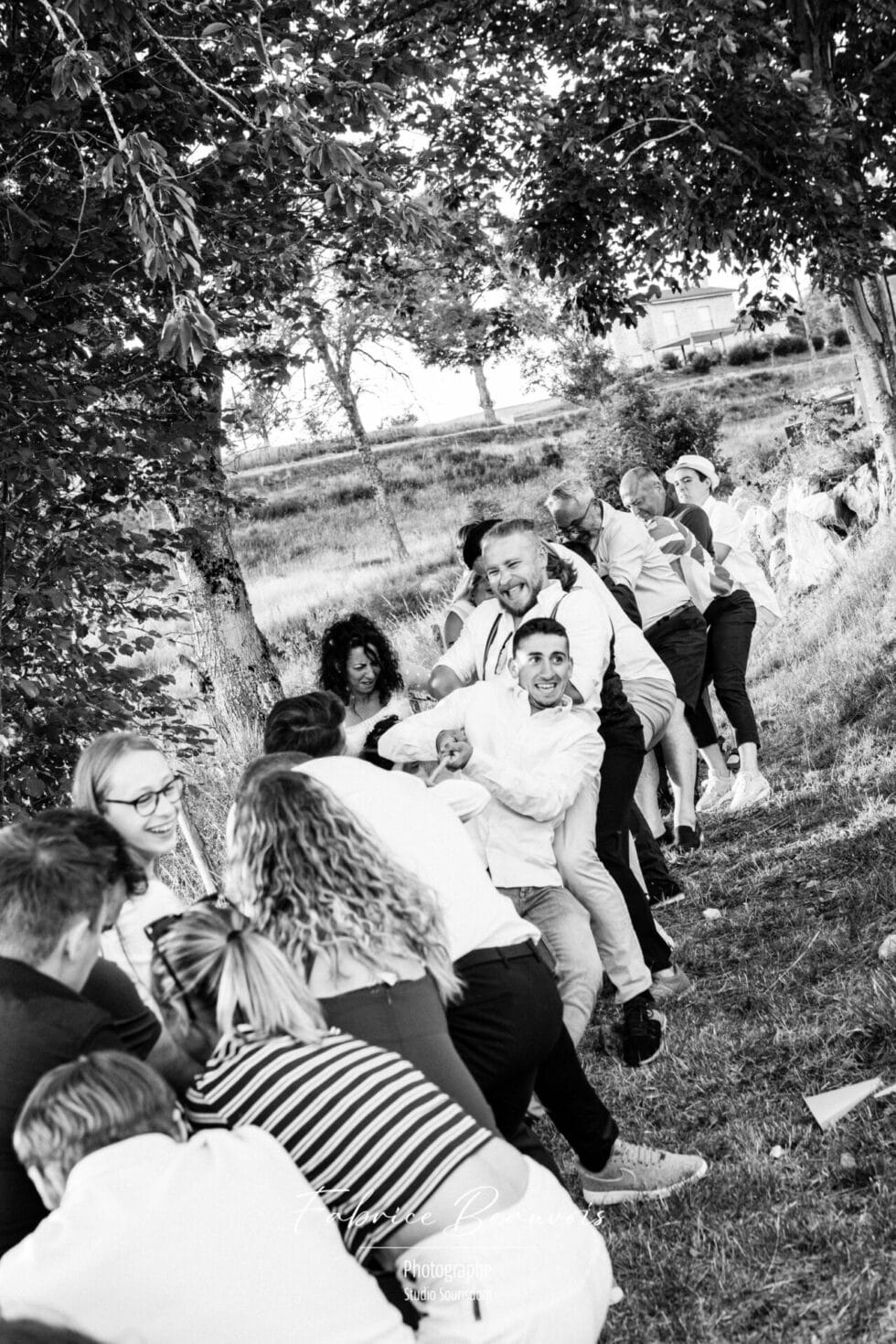 Animation durant le cocktail d'un mariage champêtre et détendu. Le tir à la corde