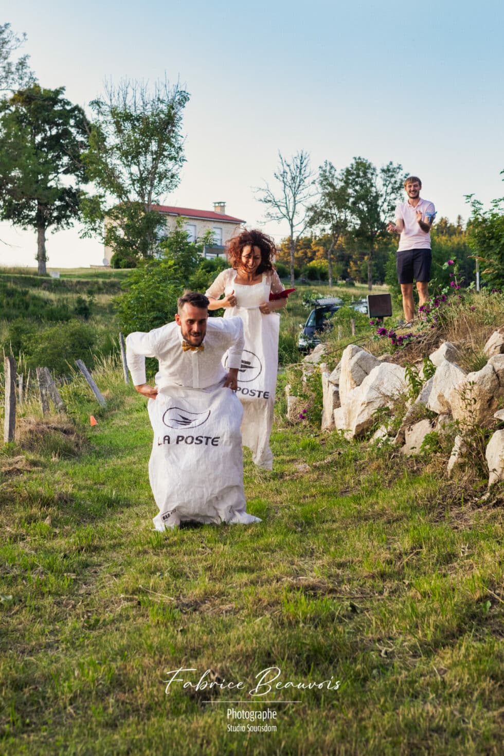 Animation durant le cocktail d'un mariage champêtre et détendu. La course en sac