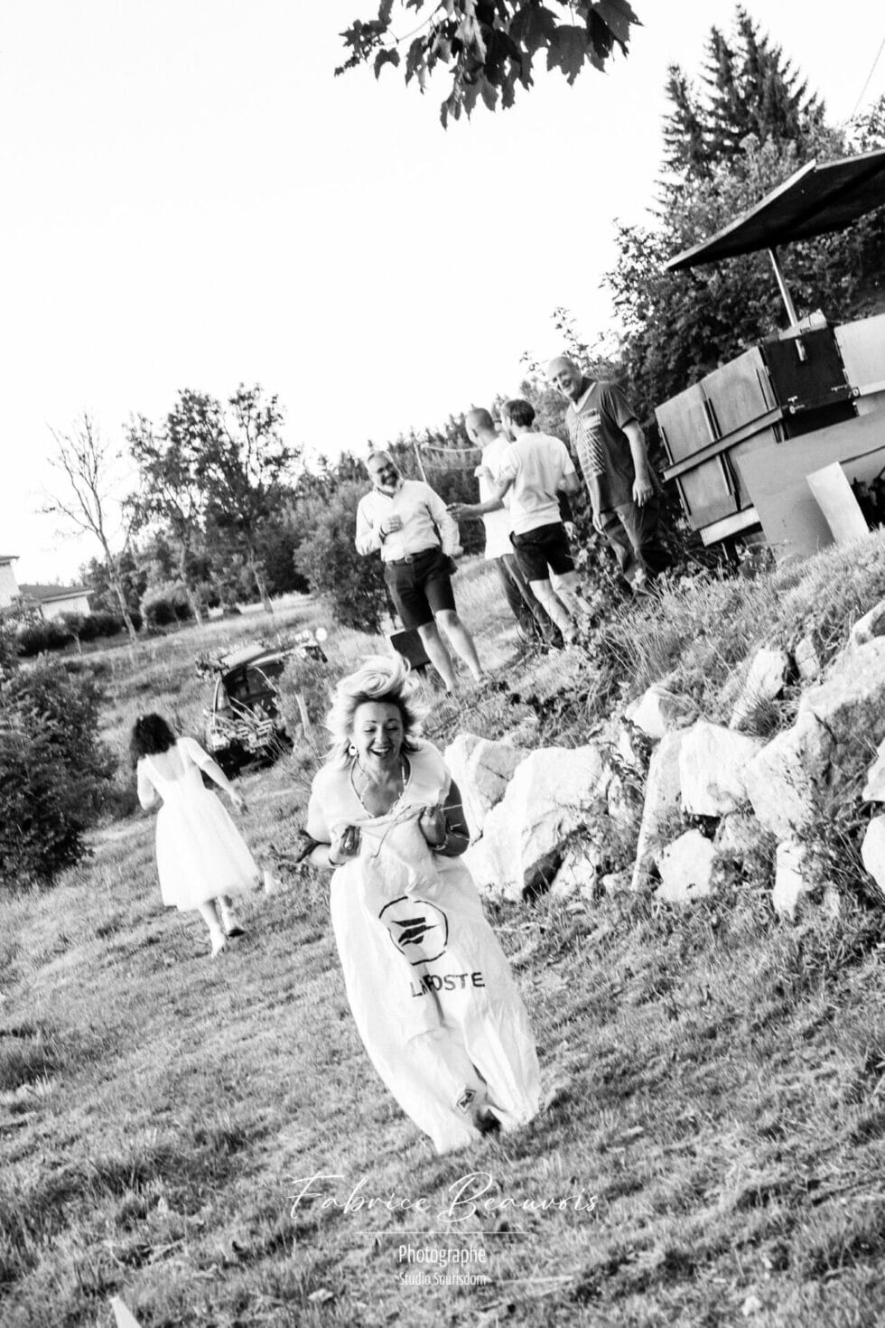 Animation durant le cocktail d'un mariage champêtre et détendu. La course en sac