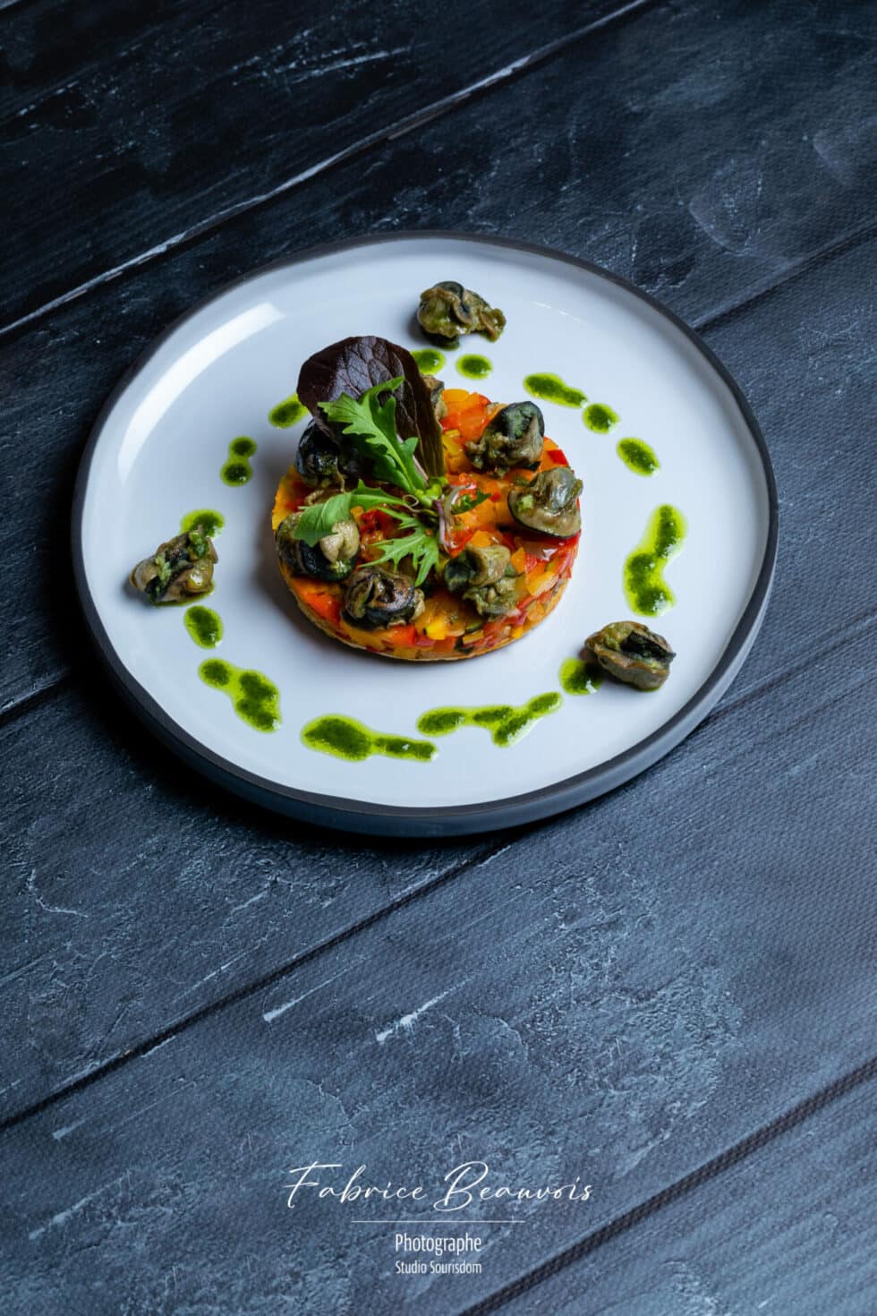 Vue aérienne en mode portrait d'une entrée au restaurant La Tour à Dunières avril 2022