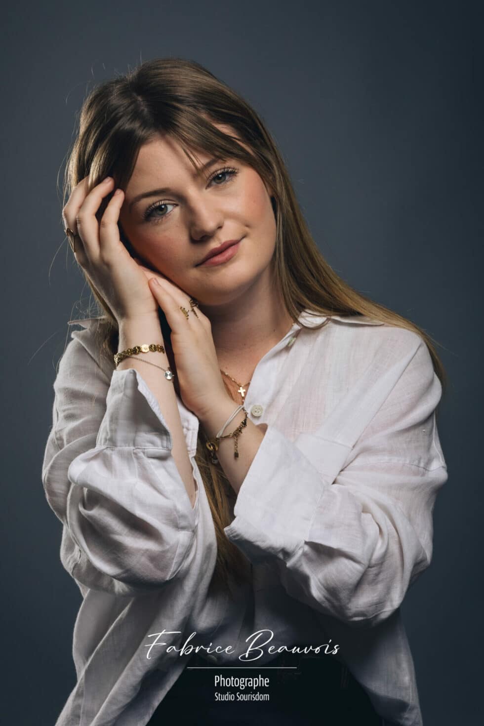 Portrait avec un jeu et positionnement des mains soulignant la douceur du visage